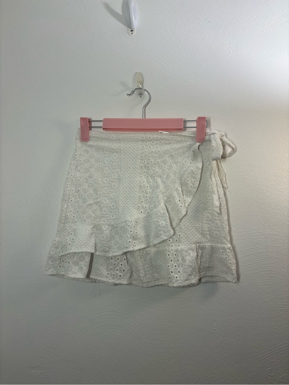 Kirious Los Angeles White Eyelet Wrap Mini Skirt with Ruffle Hem Size XS